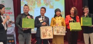 qua tang khach hang nhan vien com moc lam