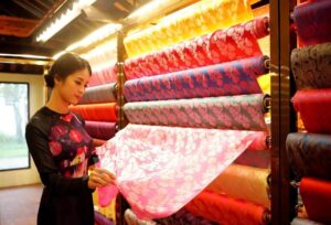 Làng Lụa Vạn Phúc – Làng Nghề Truyền Thống Hà Nội Hơn 1.000 Năm 10 Tham quan và mua sắm các sản phẩm lụa chất lượng tại làng lụa Vạn Phúc
